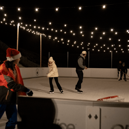 Eislaufen bei Nacht