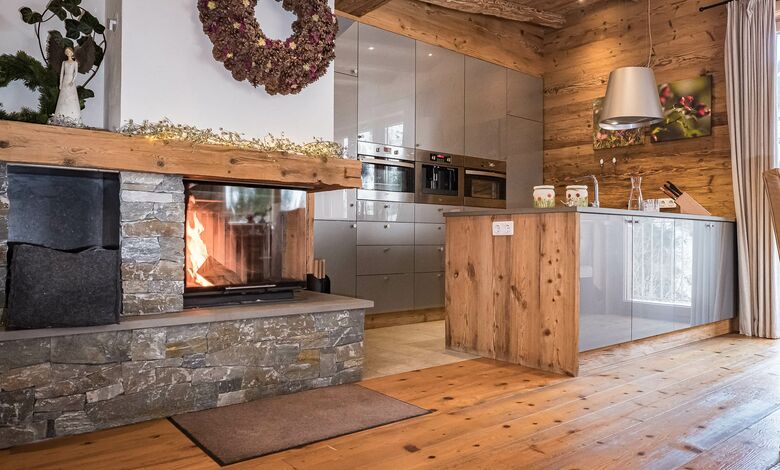 Wohn- und Essbereich mit Kamin Chalet Edelweiss