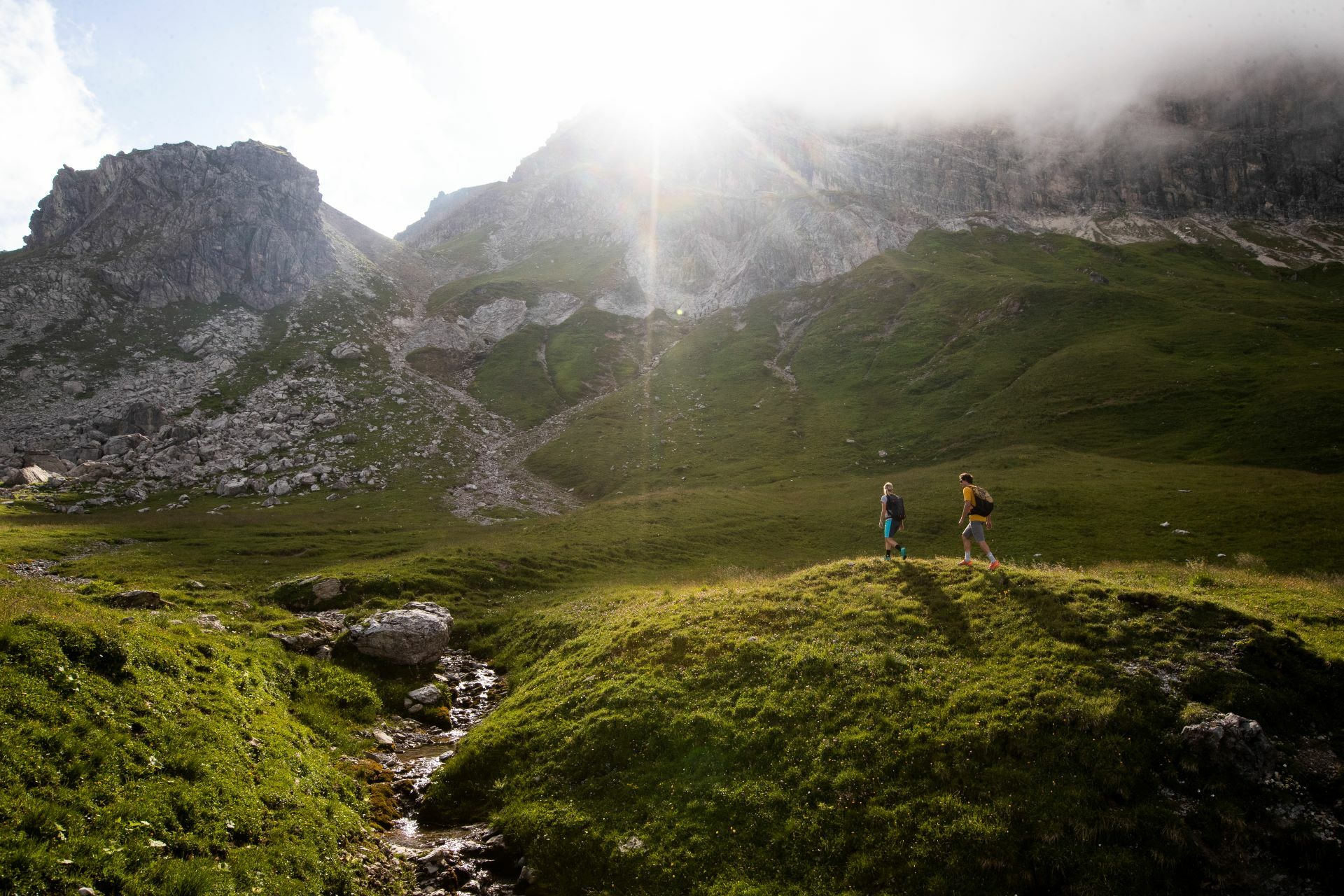 Zwei Menschen beim Wandern auf der Juppenspitze
