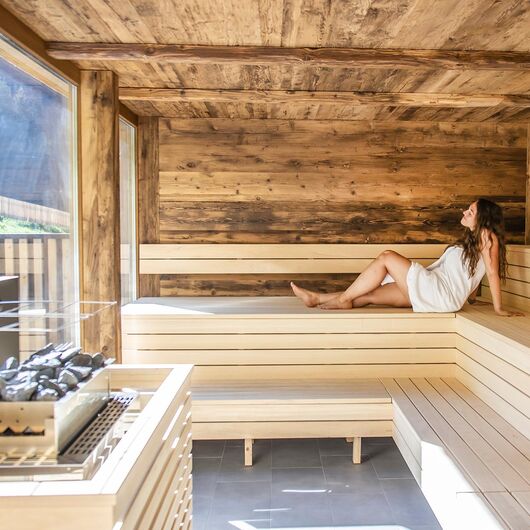 Entspannen in der Sauna und einen tollen Ausblick auf die Alpen genie&szlig;en