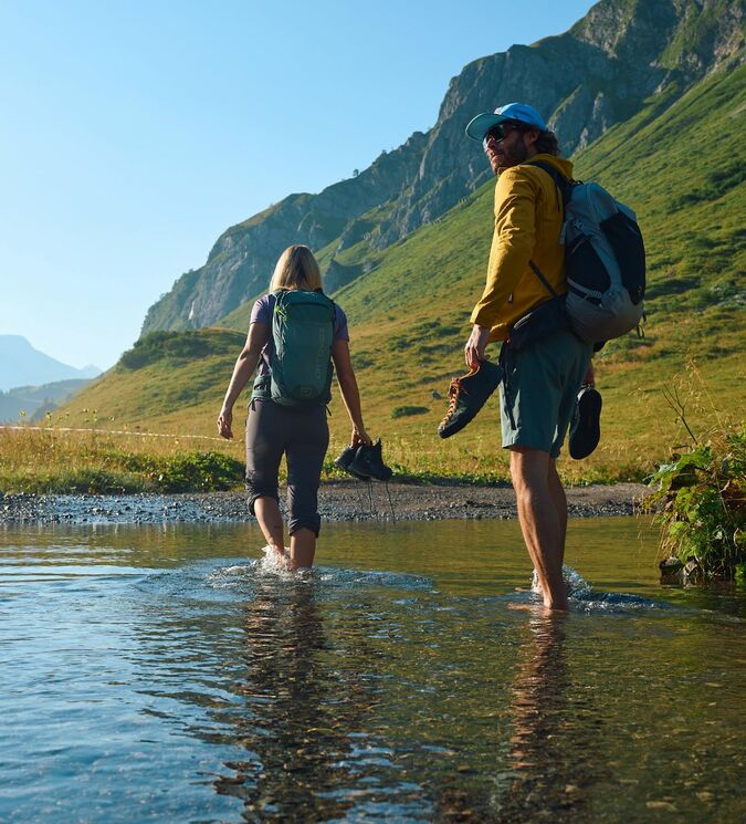 P&auml;rchen wandert durch Bergbachlauf