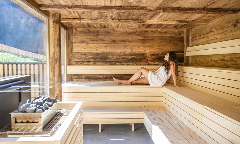 Entspannen in der Sauna und einen tollen Ausblick auf die Alpen genie&szlig;en