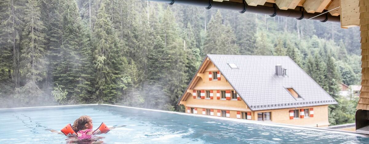 Au&szlig;enpool im Berghaus mit toller Aussicht