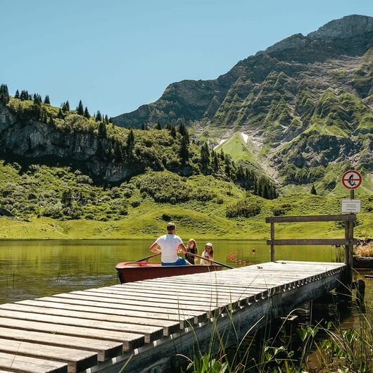 Boot fahren in idyllischer Berglandschaft
