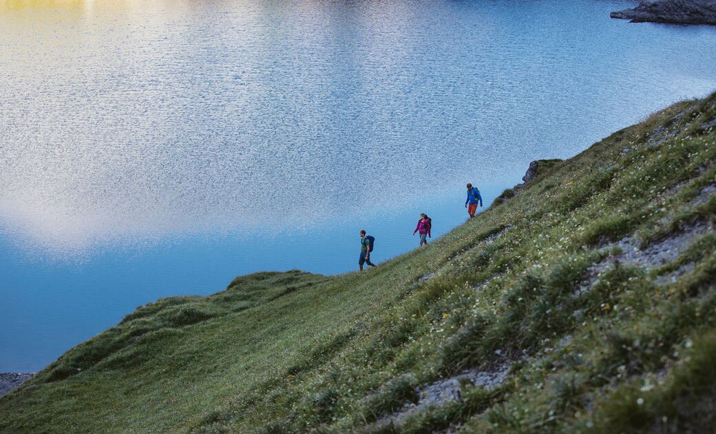 Wandern mit Freunden entlang dem See