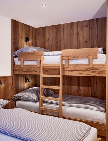 Schlafzimmer mit Doppel- und Stockbett