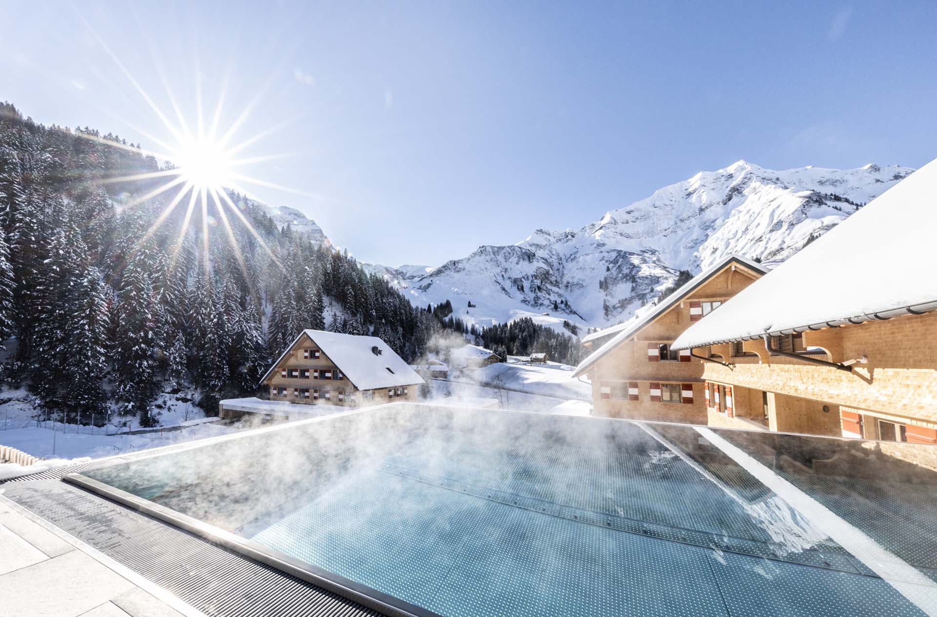 Infinitypool mit Bergblick